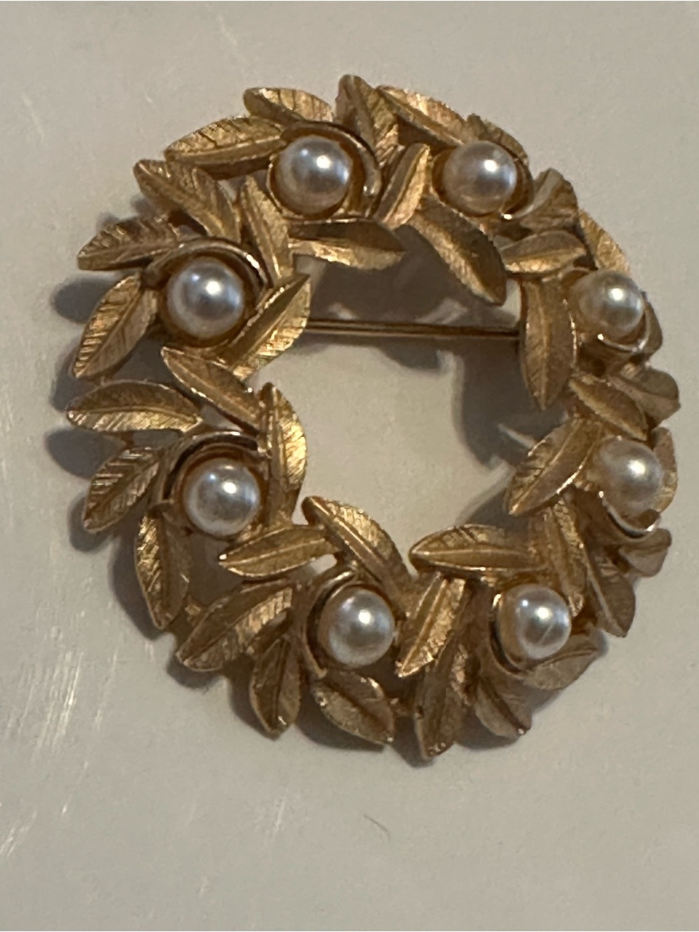 Vintage Avon Gold Tone Pearl Laurel Wreath Brooch - Picture 4 of 7